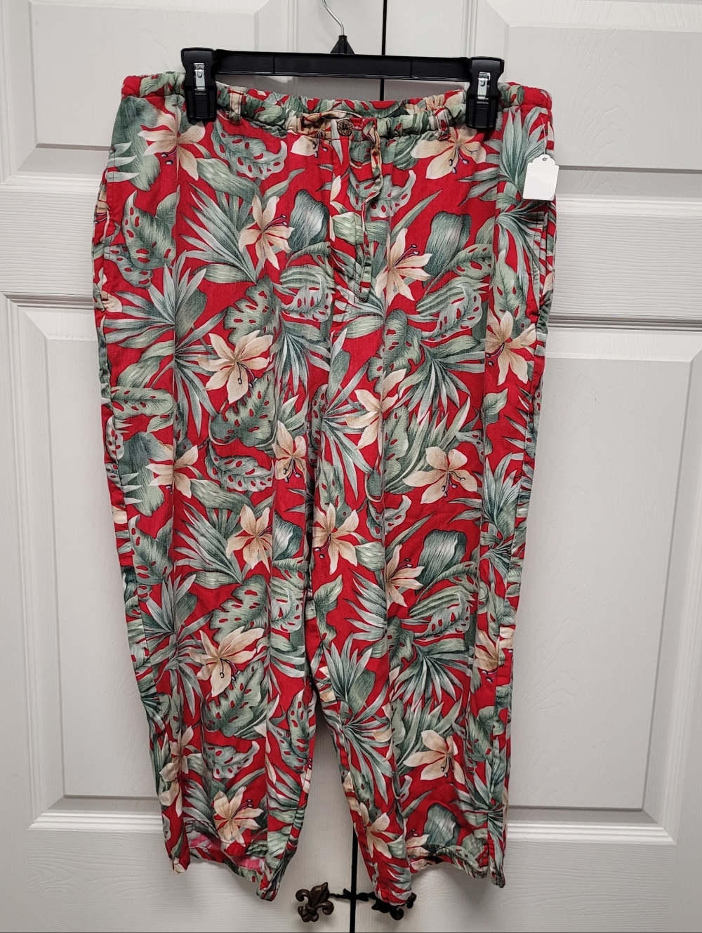 Island Traders Red Tropical Floral Drawstring Capri Pants